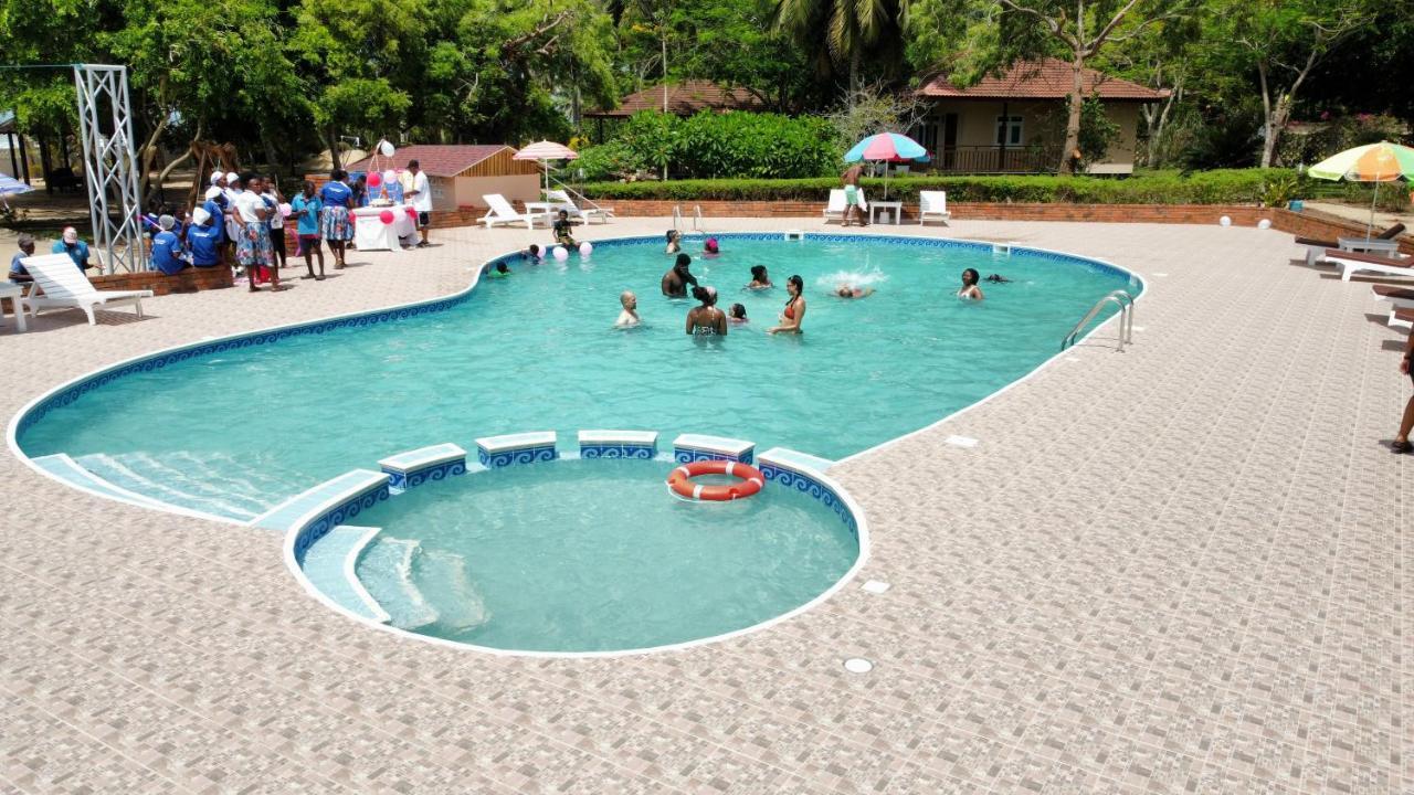 Charlestina Beach Resort Ampeni Bagian luar foto