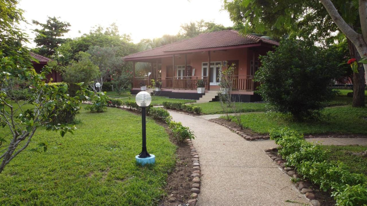 Charlestina Beach Resort Ampeni Bagian luar foto