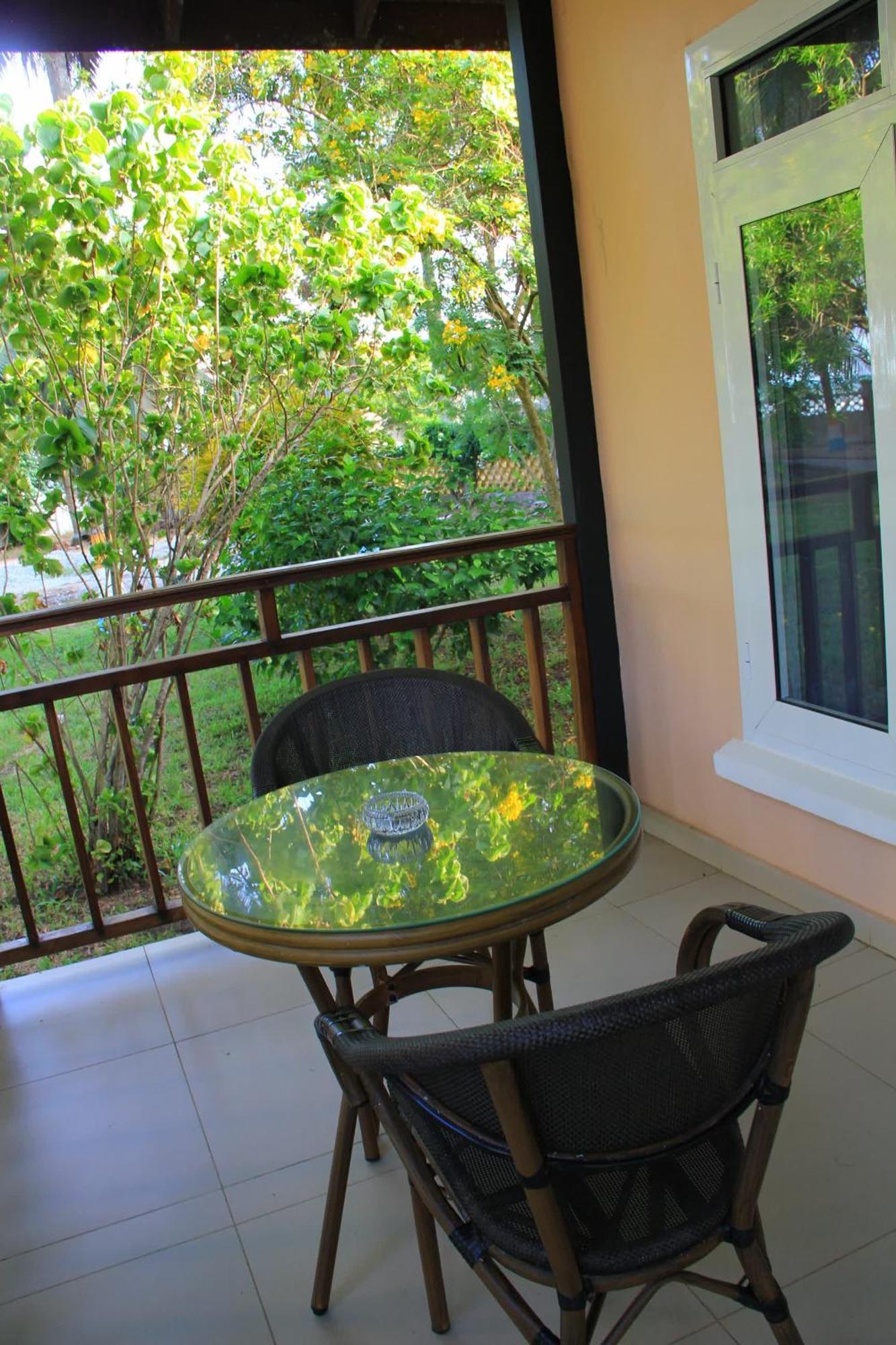 Charlestina Beach Resort Ampeni Bagian luar foto