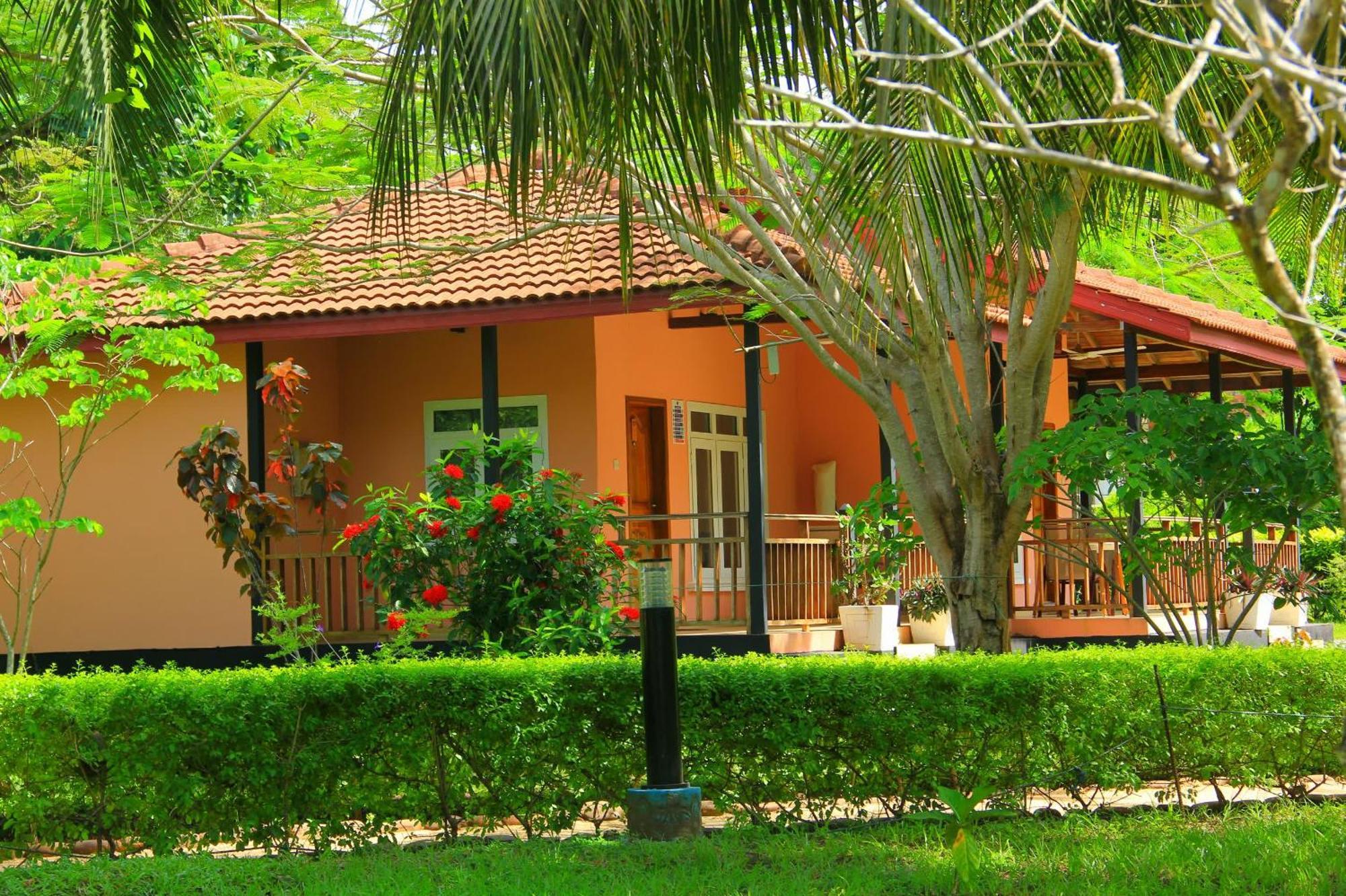 Charlestina Beach Resort Ampeni Bagian luar foto