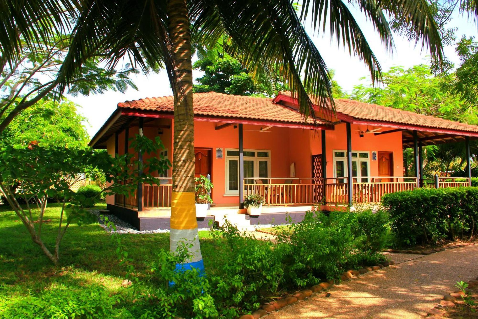 Charlestina Beach Resort Ampeni Bagian luar foto